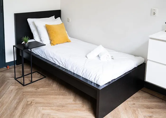 Budget W Kitchen, Station Close, Wifi Access *